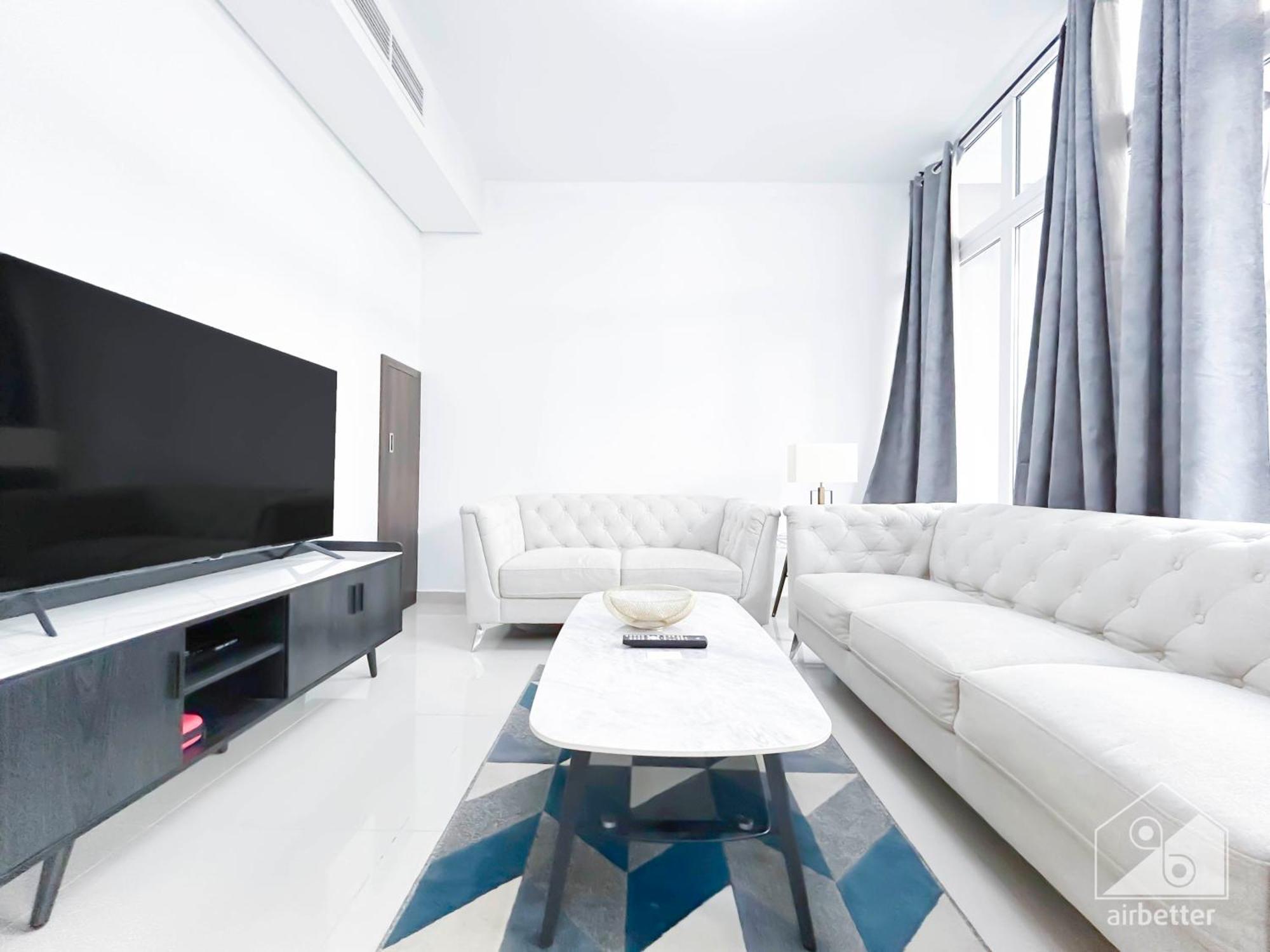 Apartment Luxury 3-bedroom Duplex In Damac Hills & Balcony Dubai
